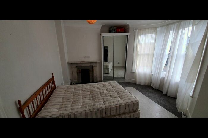 Studio To Rent In Breakspears Road, London, SE4