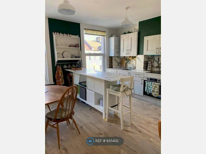 2 Bedroom Flat To Rent In Stratford, London, E15