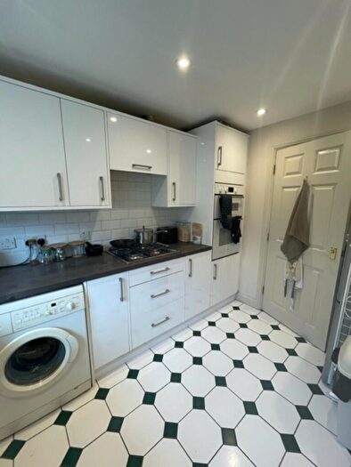 2 Bedroom Apartment To Rent In Westview Close, Redhill, RH1