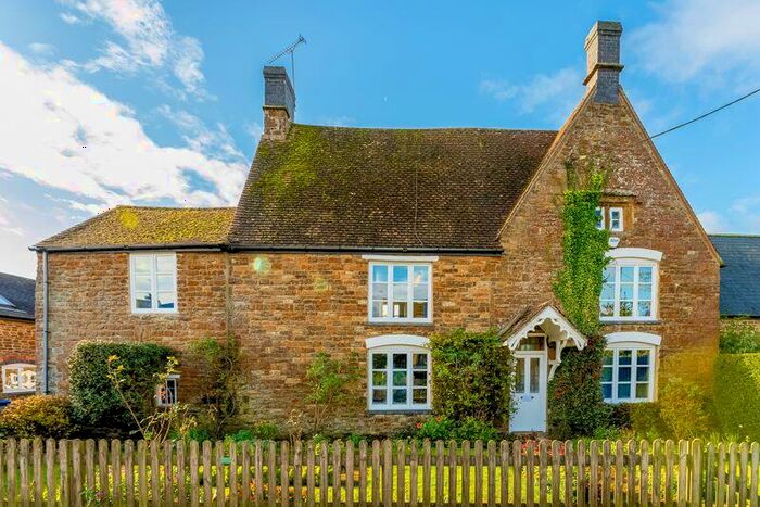 5 Bedroom Detached House For Sale In Middleton Farmhouse, Middleton Cheney, OX17