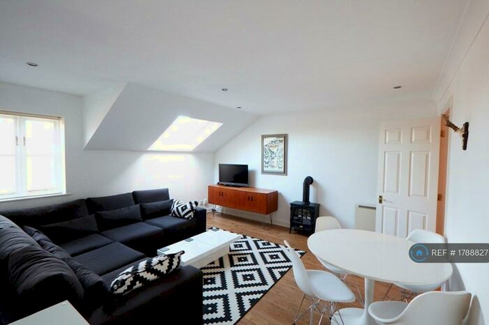 2 Bedroom Flat To Rent In Tall Trees, Manchester, M20