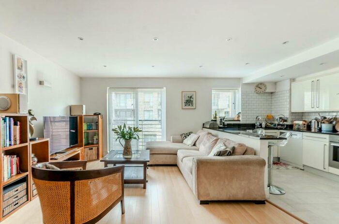 3 Bedroom Maisonette To Rent In Melfield Gardens, Beckenham Hill, London, SE6