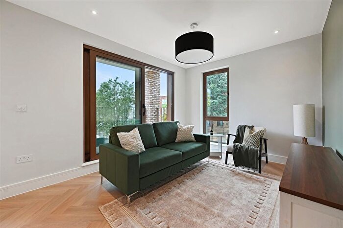 3 Bedroom Flat For Sale In Lynton Road, London, W3