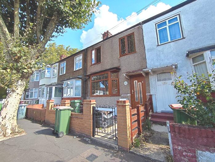 3 Bedroom Terraced House To Rent In Gainsborough Avenue, Manor Park, E12