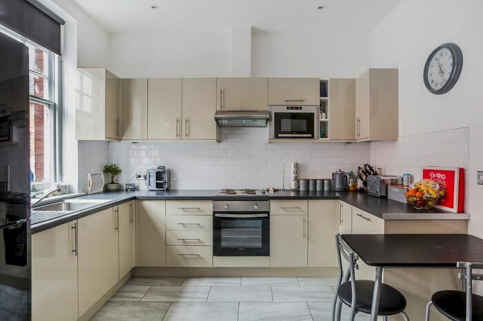 2 Bedroom Flat To Rent In High Street, Dorking, RH4