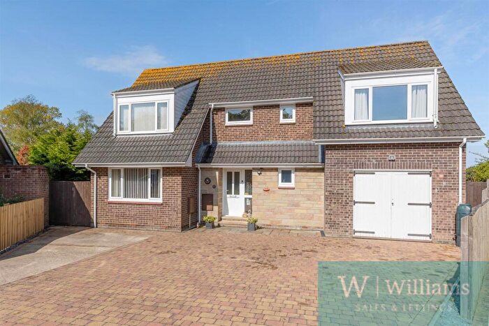 4 Bedroom Detached House For Sale In Oaklands Close, Fishbourne, PO33