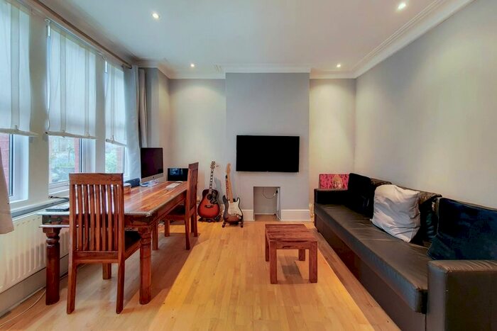 2 Bedroom Flat To Rent In Aliington Road, Queen's Park, London, W10
