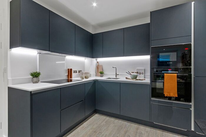 4 Bedroom Flat To Rent In Boyle Court, Lampton Parkside, Hounslow, Hounslow, TW3