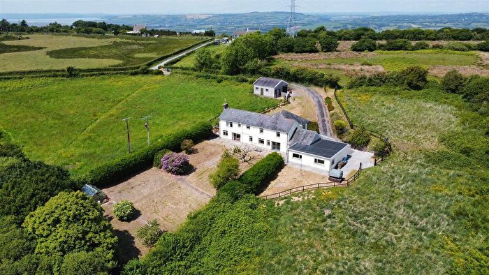 4 Bedroom Country House For Sale In Mountain Road, Trimsaran, Kidwelly, SA17