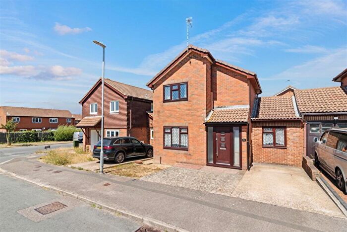 3 Bedroom Link Detached House For Sale In Sorrel Drive, Eastbourne, BN23