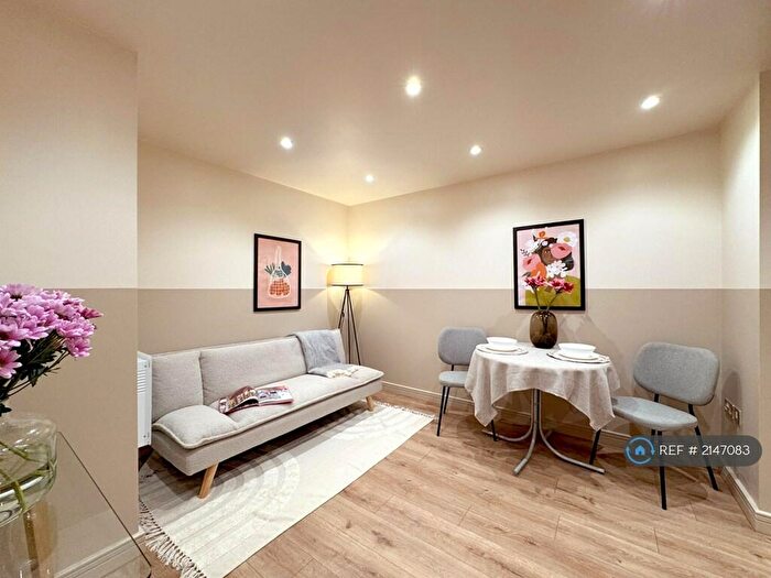 3 Bedroom Flat To Rent In Granite Apartments, London, E15