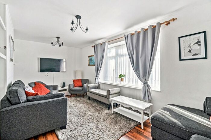 3 Bedroom End Of Terrace House To Rent In Owen Road, Hayes, UB4