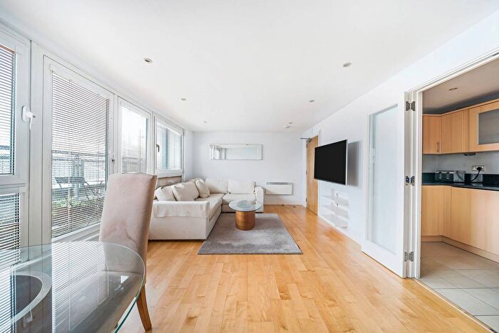 3 Bedroom Flat To Rent In Vauxhall Bridge Road, Pimlico, London, SW1V