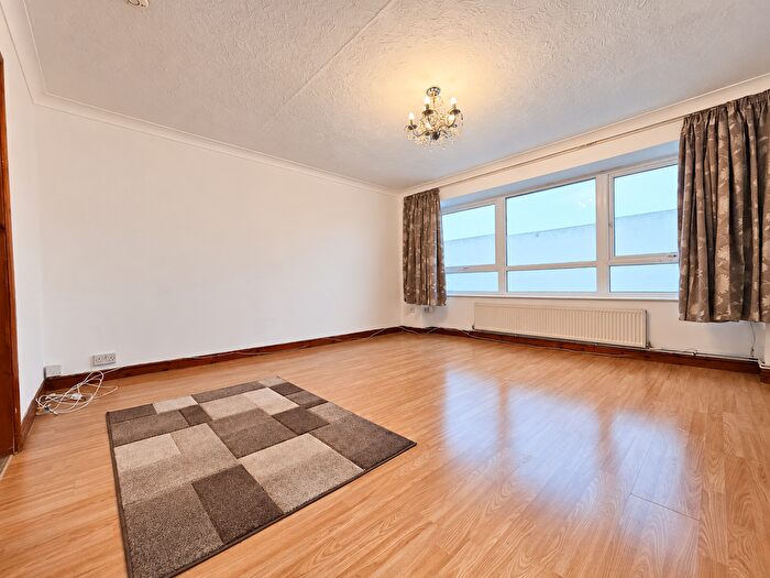 2 Bedroom Flat To Rent In Eastern Avenue, Ilford, IG2
