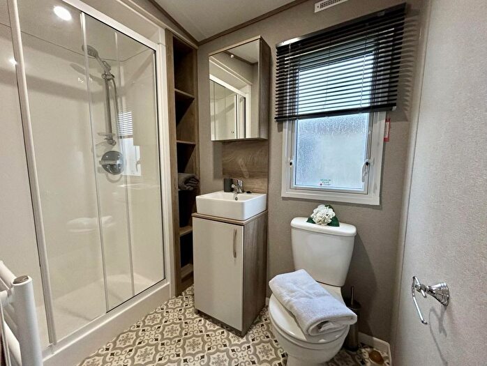 2 Bedroom Park Home For Sale In Carr Road, Felixstowe, IP11