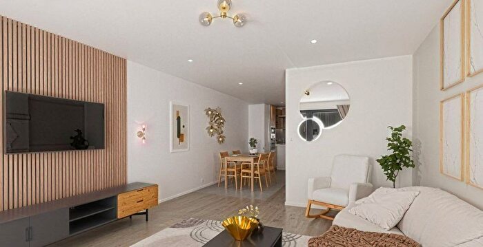 3 Bedroom Property For Sale In Kingswood Way, Sanderstead, South Croydon, CR2