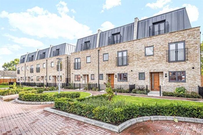 4 Bedroom Town House To Rent In Mews Close, Harrow, HA1
