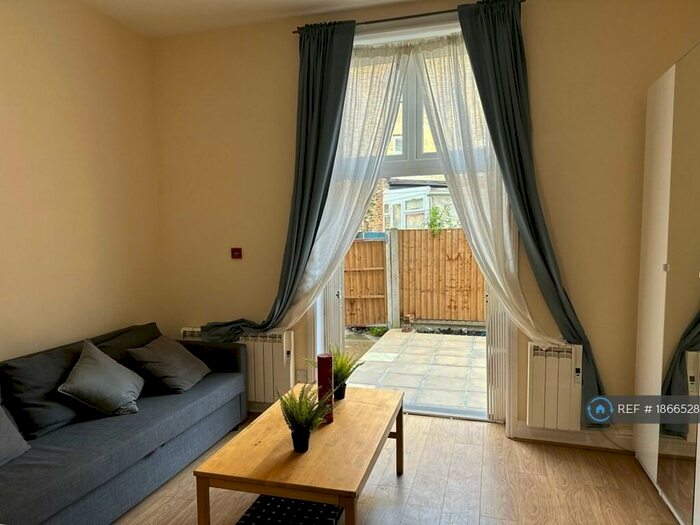 Studio To Rent In Gloucester Drive, London, N4
