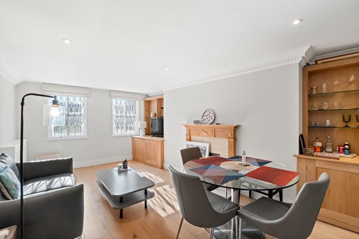 2 Bedroom Flat To Rent In Trafalgar Gardens, South End Row, W8