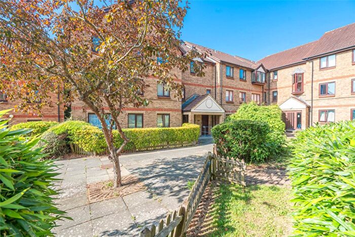 1 Bedroom Apartment For Sale In Deanery Close, London, N2