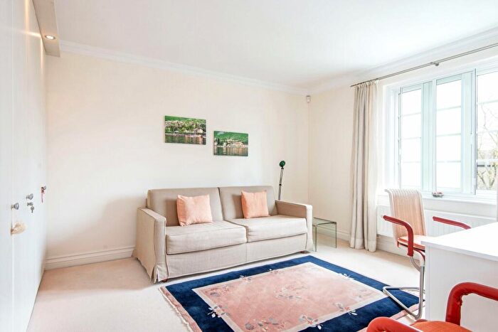 2 Bedroom Apartment For Sale In Voysey Close, Finchley, N3