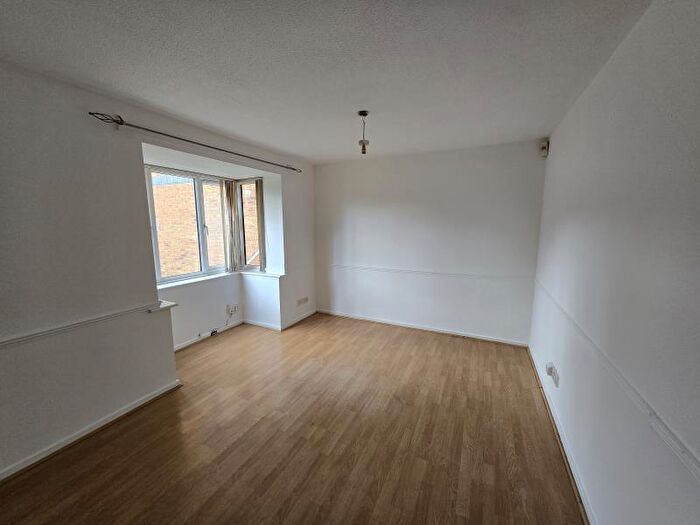 1 Bedroom Flat To Rent In Swaythling Close, Edmonton, N18