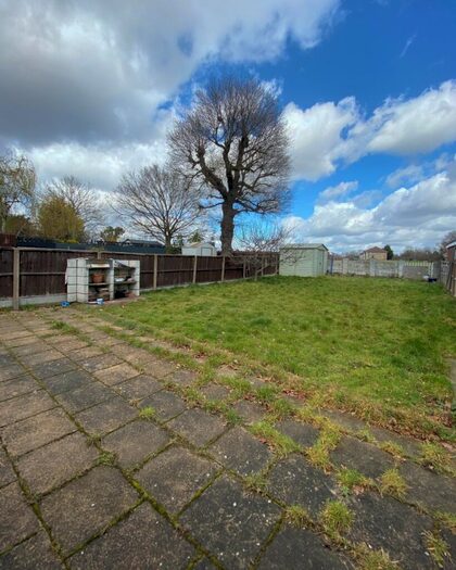 4 Bedroom Semi-Detached House To Rent In Valley Drive, Middlesex, NW9