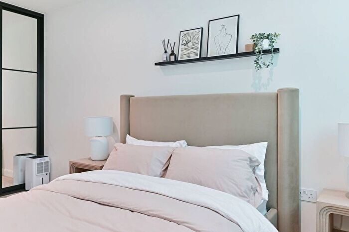 2 Bedroom Flat To Rent In Wandle Place, Earlsfield, Wimbledon, SW18