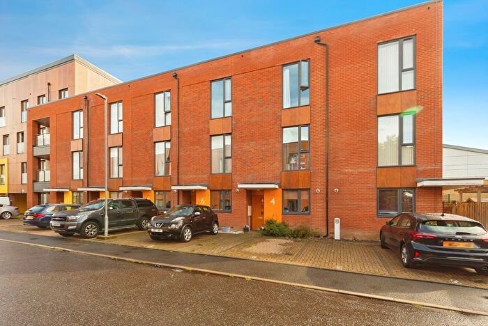 3 Bedroom Town House For Sale In Goldswain End, Aylesbury, Buckinghamshire, HP19