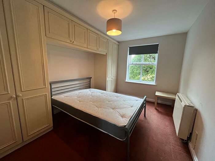2 Bedroom Flat To Rent In Linen Court, Trinity Riverside, Salford, M3