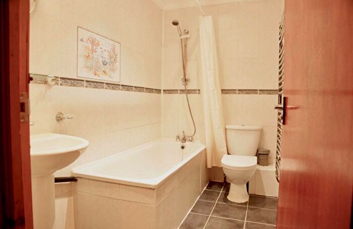 3 Bedroom Property To Rent In Tooting Bec Road, London, SW17