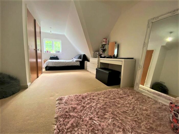 2 Bedroom Flat To Rent In Copthorne Common Road, Copthorne, Crawley, RH10
