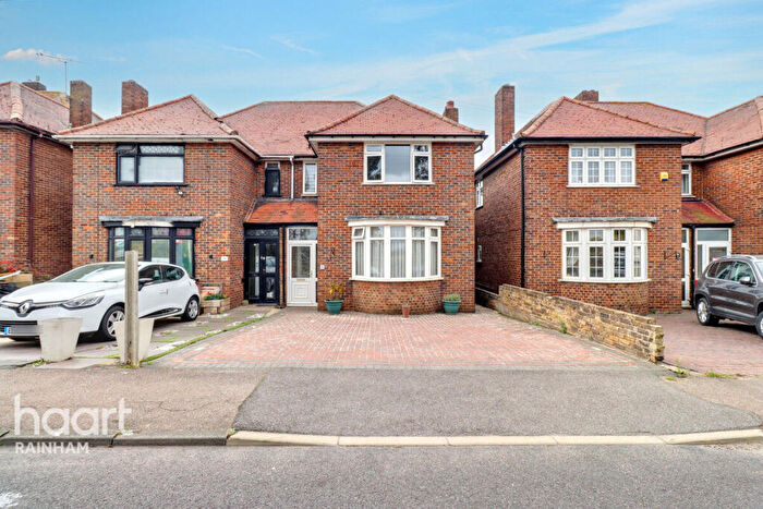 3 Bedroom Semi-Detached House For Sale In Wennington Road, Rainham, RM13