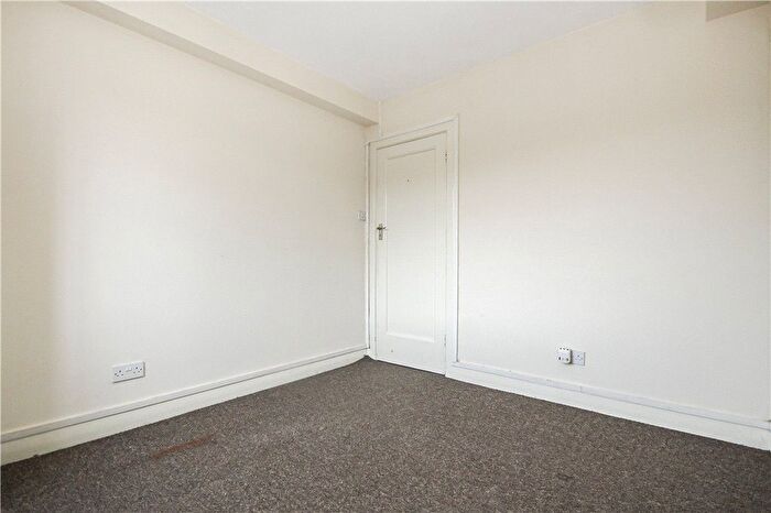 3 Bedroom Flat To Rent In Streatham High Road, London, SW16
