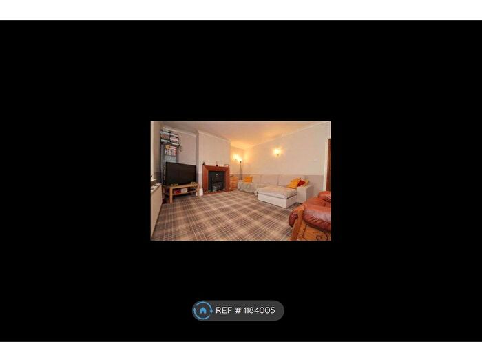 2 Bedroom Flat To Rent In Low Lane, Leeds, LS18