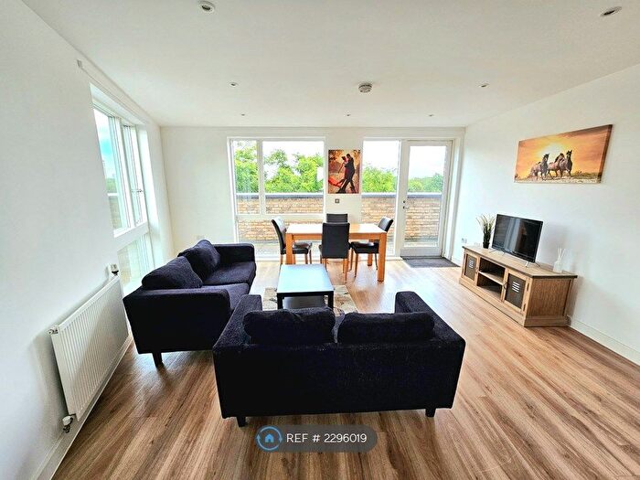 2 Bedroom Flat To Rent In Duckham Court, London, E14