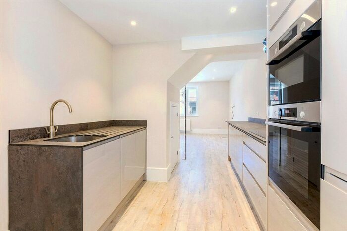 2 Bedroom Flat To Rent In High Street, Marlow, Buckinghamshire, SL7