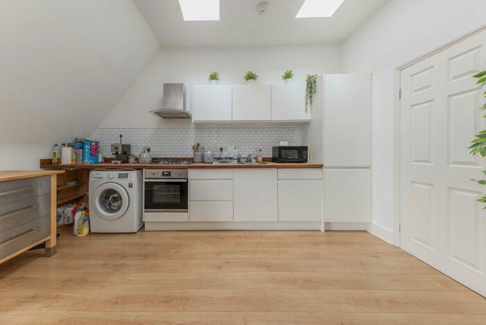 2 Bedroom Flat To Rent In Baldry Gardens, London, SW16