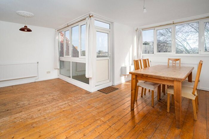 2 Bedroom Apartment For Sale In Hedingham Close, Islington, London, N1