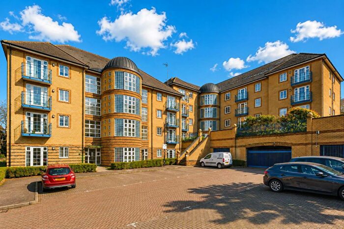 2 Bedroom Flat For Sale In Newland Gardens, Hertford, SG13