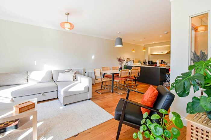 2 Bedroom Apartment For Sale In Flat B, Newbury, Berkshire, RG14