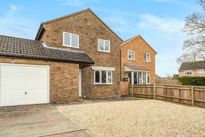 3 Bedroom Semi-Detached House To Rent In Carterton, Oxfordshire, OX18