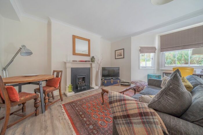 1 Bedroom Flat To Rent In The Barons, St Margarets, Twickenham, TW1