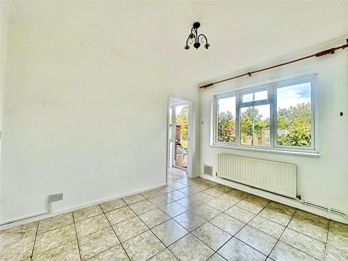 3 Bedroom End Of Terrace House For Sale In Attlee Drive, Dartford, Kent, DA1