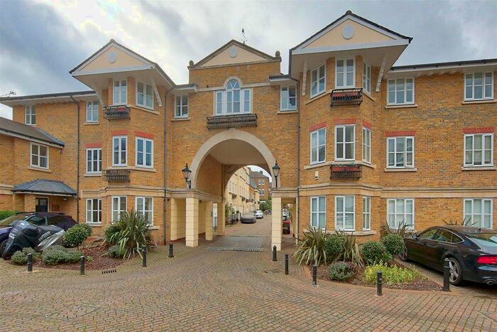 2 Bedroom Flat To Rent In Sycamore Mews, London, SW4