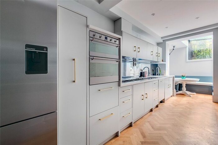 2 Bedroom Flat To Rent In Arundel Gardens, London, W11