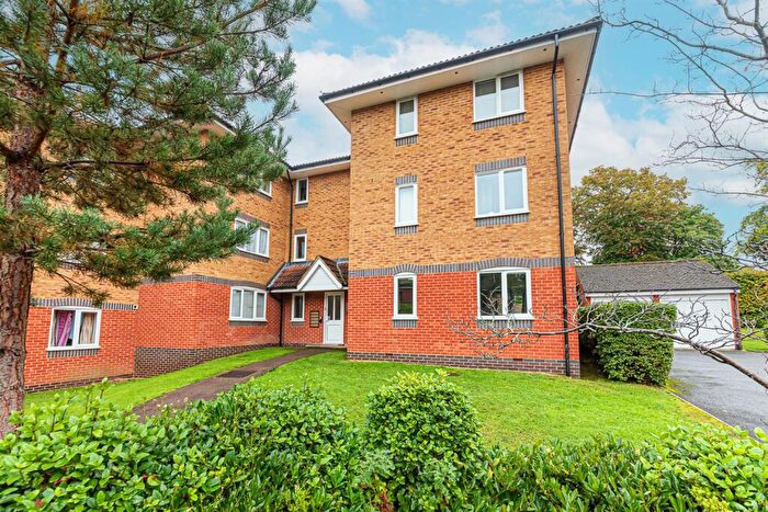 2 Bedroom Apartment To Rent In Masefield Gardens, Crowthorne, RG45