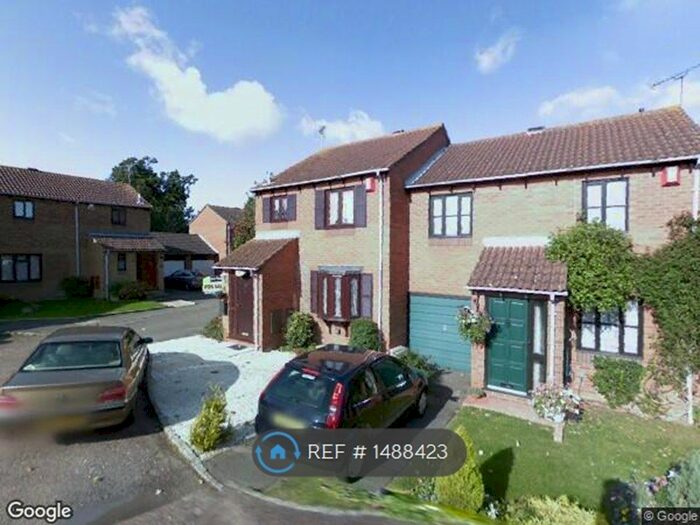 3 Bedroom Semi-Detached House To Rent In Mawbray Close, Lower Earley, Reading, RG6