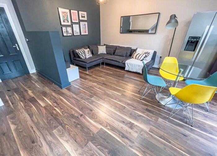 6 Bedroom Terraced House To Rent In Esher Road, L6