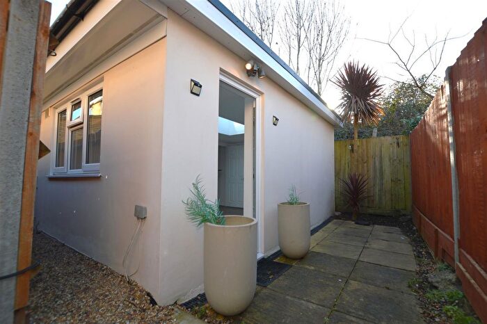 1 Bedroom Bungalow For Sale In Garland Drive, Hounslow, TW3